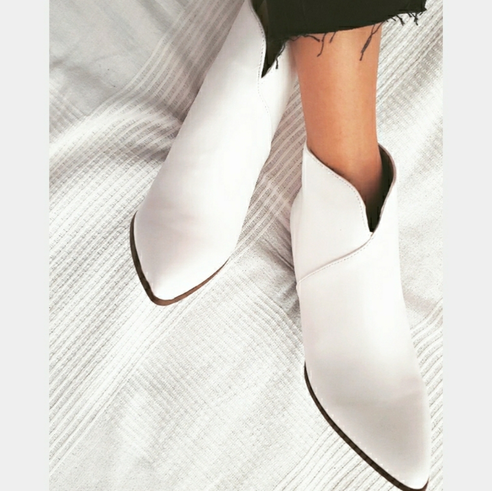 The Robyn// white bootie